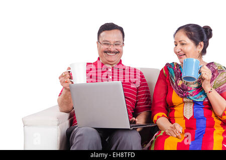 2 indische Senioren verheiratet Paare sitzen Sofa Laptop arbeiten Stockfoto