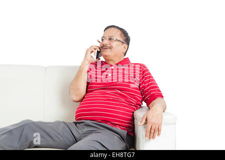 1 indische Senior erwachsenen Mann sitzen Sofa Handy im Gespräch Stockfoto