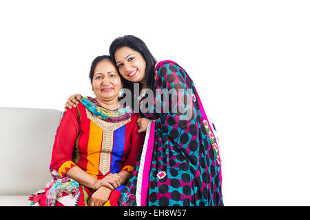 2 indische Erwachsene nur Mutter und Tochter sitzen sofa Stockfoto