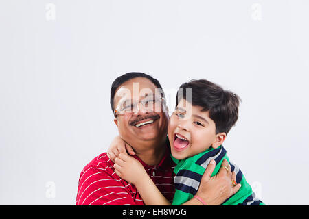 2 indische Grossvater und Grand Sohn Hugging Stockfoto