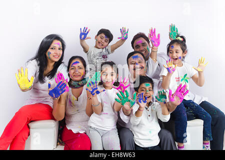 indische Gruppe Massen grand Eltern gemeinsame Familie Holi Festival sitzen Sofa hand zeigen Stockfoto