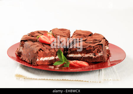 Weiche Schokolade Biskuit mit Vanillecreme, gefüllt mit Schokolade Tüchern bedeckt Stockfoto