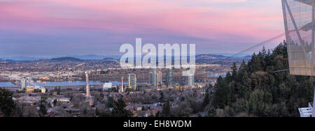 Portland Oregon Süd Waterfront mit Susanne Ross Insel Brücke und Mount Hood im Alpenglühen Sonnenuntergang Panorama Stockfoto