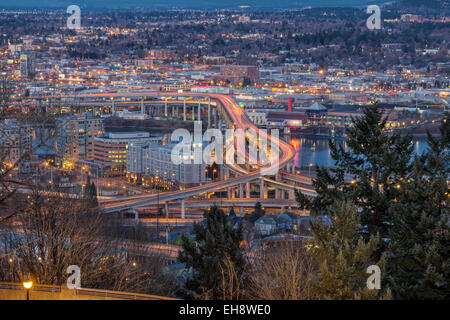 Portland Oregon Marquam Freeway Licht Trails mit Eastside City Lights während der blauen Stunde am Abend Stockfoto