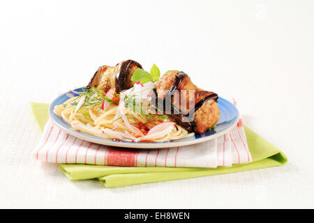 Spaghetti mit Fleischbällchen eingewickelt in Aubergine Stockfoto