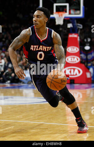 7. März 2015: Atlanta Hawks hüten Jeff Teague (0) in Aktion während der NBA-Spiel zwischen den Atlanta Hawks und die Philadelphia 76ers im Wells Fargo Center in Philadelphia, Pennsylvania. Die Philadelphia 76ers gewann 92-84. Stockfoto