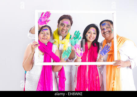 4 indische Erwachsene Eltern Sohn und Schwiegertochter Holi Festival picture Frame anzeigen Stockfoto