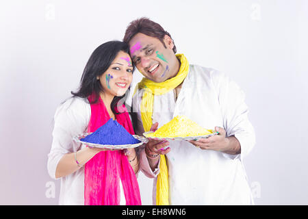 2 indische Ehepaare Holi Festival Platte Farbe hält willkommen Stockfoto