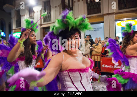 Sitges Karneval 2015.  Der Karneval in Sitges ist bekannt als einer der größten in Spanien. Dieses Jahr findet der Karneval von Fe Stockfoto