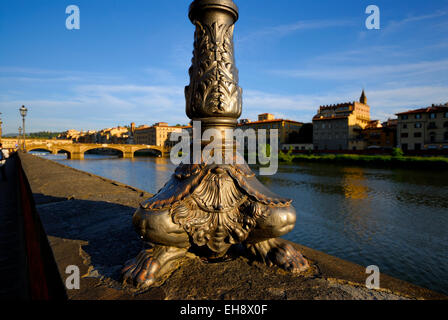 Detail der alten reich verzierte Laterne am Lungarno Degli Acciaiuoli Straße neben Arno Fluss (Ponte Santa Trinita-Brücke), Florenz Stockfoto