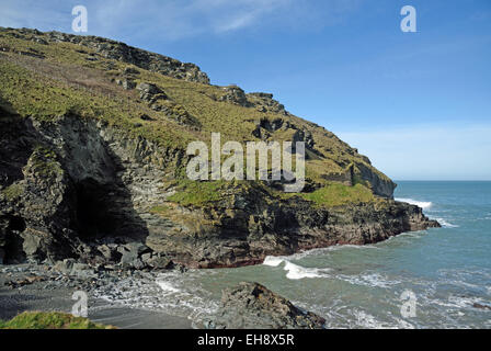 Die Insel, oder Tintagel Head bei Tintagel, Cornwall, UK.  Kirche-Bucht oder Tintagel Haven im Vordergrund. Stockfoto