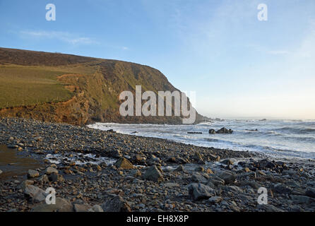 Klippen und Strand am Duckpool Strand, in der Nähe von Bude, North Cornwall, UK Stockfoto