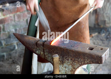 Schmied bilden Stahl mit Hammer und Amboss Stockfoto