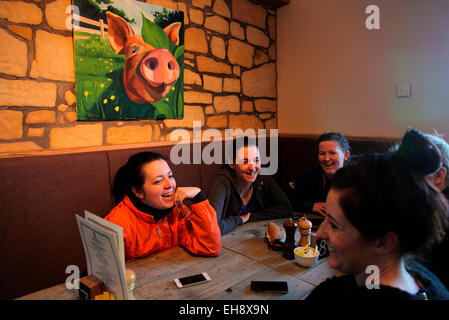 Junge Frauen in Balgove Speisekammer Cafe. Stockfoto