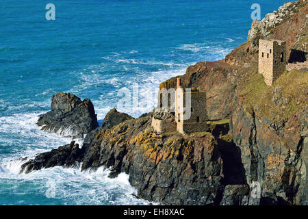 Die Doppelhäuser Motor der alten Botallack Kronen Zinnmine auf der Steilküste in der Nähe von St.Just in Cornwall, Großbritannien Stockfoto