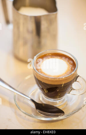 Macchiato mit Schaum, Green Star Coffee, Markthalle Santa Barbara, Santa Barbara, Kalifornien Stockfoto