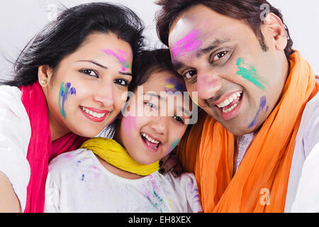 3 indischer Eltern und Kind Tochter Holi Festiva genießen Stockfoto