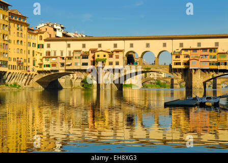 Ponte Vecchio in der Dämmerung - eine berühmte Brücke über den Fluss Arno, Florenz, Toskana, Italien Stockfoto