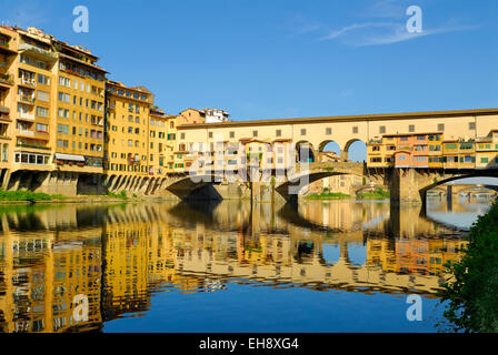 Ponte Vecchio Brücke über den Fluss Arno in der Morgendämmerung, Florenz, Toskana, Italien Stockfoto