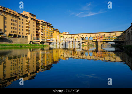 Ponte Vecchio Brücke über den Fluss Arno in der Morgendämmerung, Florenz, Toskana, Italien Stockfoto