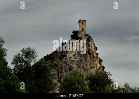 Mittelalterliche Wachturm auf einem felsigen Berggipfel, Toskana, Italien Stockfoto