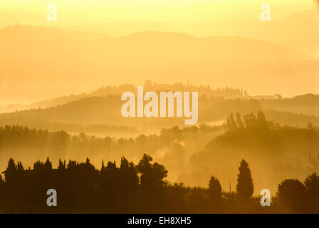 Toskanischer Landschaft bei Sonnenaufgang, rund um die Stadt San Gimignano, Toskana, Italien Stockfoto