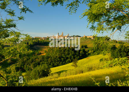 Mittelalterliche Stadt San Gimignano und die umliegende Landschaft, Toskana, Italien Stockfoto
