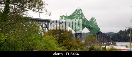 Diese malerische Brücke überspannt die Bucht an der Mündung des Flusses Yaquina Stockfoto