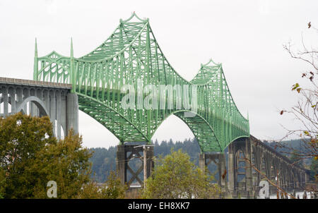 Diese malerische Brücke überspannt die Bucht an der Mündung des Flusses Yaquina Stockfoto