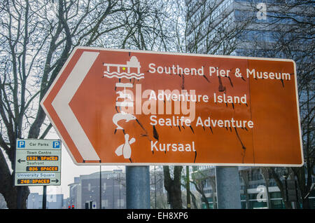 Southend braun Tourismus Road Sign. Southend-on-Sea ist ein Badeort und breitere Unitary Authority mit borough Status, in Essex, England, Großbritannien Stockfoto