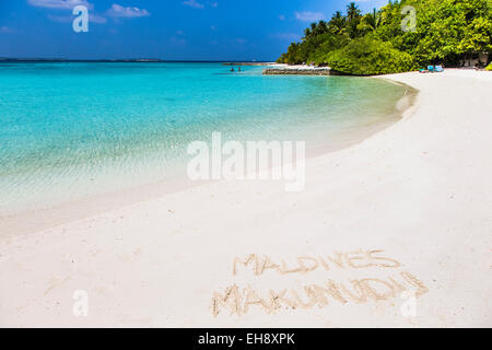 Ein Blick auf den Strand auf Makunudu Island auf den Malediven mit dem Schreiben in den sand Stockfoto