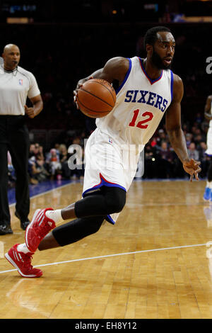 6. März 2015: Philadelphia 76ers Luc Richard Mbah Weiterleiten einer Mouté (12) in Aktion während der NBA-Spiel zwischen den Utah Jazz und die Philadelphia 76ers im Wells Fargo Center in Philadelphia, Pennsylvania. Die Utah Jazz gewann 89-83. Stockfoto