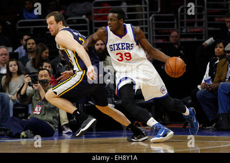 6. März 2015: Philadelphia 76ers weiterleiten Jerami Grant (39) in Aktion gegen die Utah Jazz vorwärts Joe Ingles (2) während der NBA-Spiel zwischen den Utah Jazz und die Philadelphia 76ers im Wells Fargo Center in Philadelphia, Pennsylvania. Die Utah Jazz gewann 89-83. Stockfoto