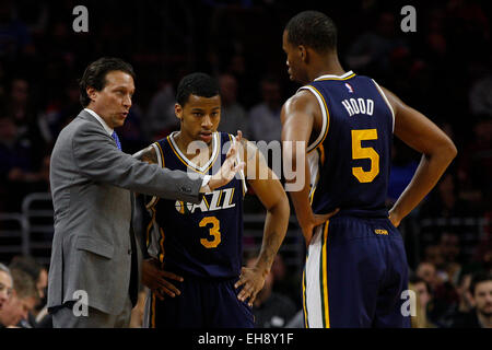 6. März 2015: Utah Jazz Cheftrainer Quin Snyder Gespräche mit Guard Rodney Hood (5) mit Guard Trey Burke (3) von ihnen während der NBA-Spiel zwischen den Utah Jazz und die Philadelphia 76ers im Wells Fargo Center in Philadelphia, Pennsylvania. Die Utah Jazz gewann 89-83. Stockfoto