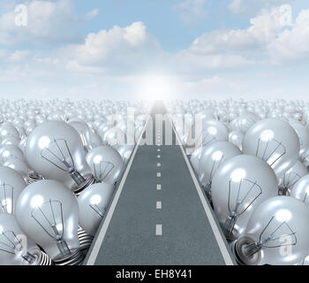 Idee-Straße und kreativen Weg-Business-Konzept als Straße oder Autobahn schneiden durch eine Landschaft von Glühbirnen als Symbol und Metapher für Innovationserfolg und brainstorming-Lösung. Stockfoto