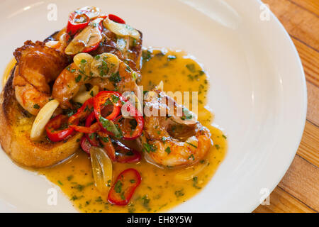 Bauchspeck umwickelt weiße Garnelen mit Chili und Knoblauch, industrielle isst, Buellton, Kalifornien Stockfoto