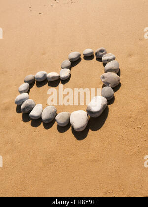Herzform am Strand aus Kieselsteinen gemacht Stockfoto