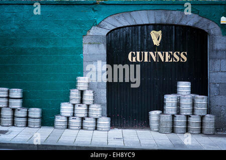 Fässer Guinness gestapelt vor einem Pub in Galway, Irland Stockfoto