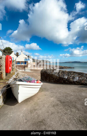 Kleines Fischerboot, beladen mit Netzen auf dem Slipway am Kingsand auf der Rame-Halbinsel an der südöstlichen Küste von Cornwall Stockfoto