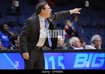 Rosemont, Illinois, USA. 9. März 2015. Seton Hall Pirates Cheftrainer Anthony Bozzella sein Team in der ersten Hälfte während 2015 große Ost Frauen Basketballturnier-Spiel zwischen der Seton Hall Pirates und die St. Johns Red Storm in der Allstate Arena in Rosemont, Illinois anschreit. Patrick Gorski/CSM/Alamy Live-Nachrichten Stockfoto