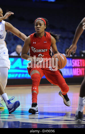 Rosemont, Illinois, USA. 9. März 2015. St. Johns Red Storm guard Aliyyah Handford (3) fährt in Richtung Korb in der ersten Hälfte während 2015 große Ost Frauen Basketballturnier-Spiel zwischen der Seton Hall Pirates und die St. Johns Red Storm in der Allstate Arena in Rosemont, Illinois. Patrick Gorski/CSM/Alamy Live-Nachrichten Stockfoto