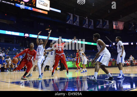 Rosemont, Illinois, USA. 9. März 2015. St. Johns Red Storm guard Danaejah Grant (15) fährt in Richtung Korb in der ersten Hälfte während 2015 große Ost Frauen Basketballturnier-Spiel zwischen der Seton Hall Pirates und die St. Johns Red Storm in der Allstate Arena in Rosemont, Illinois. Patrick Gorski/CSM/Alamy Live-Nachrichten Stockfoto