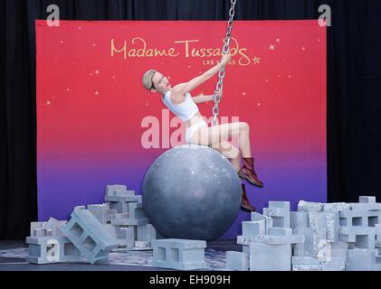 Las Vegas, NV, USA. 9. März 2015. Miley Cyrus Figure bei der Pressekonferenz für Miley Cyrus Wrecking Ball Figur enthüllt bei Madame Tussauds, Madame Tussauds, Las Vegas, NV 9. März 2015. Bildnachweis: MORA/Everett Collection/Alamy Live-Nachrichten Stockfoto