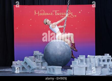 Las Vegas, NV, USA. 9. März 2015. Miley Cyrus Figure bei der Pressekonferenz für Miley Cyrus Wrecking Ball Figur enthüllt bei Madame Tussauds, Madame Tussauds, Las Vegas, NV 9. März 2015. Bildnachweis: MORA/Everett Collection/Alamy Live-Nachrichten Stockfoto
