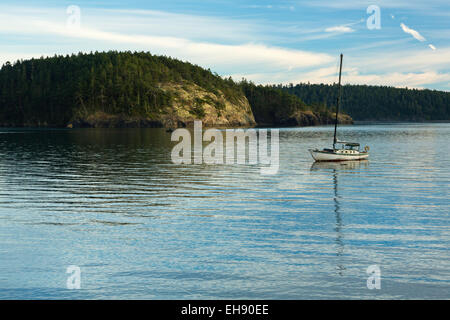 Ein Segelboot ist sicher im Hafen von Bowman Bay auf Whidbey Island bei Sonnenuntergang. Stockfoto