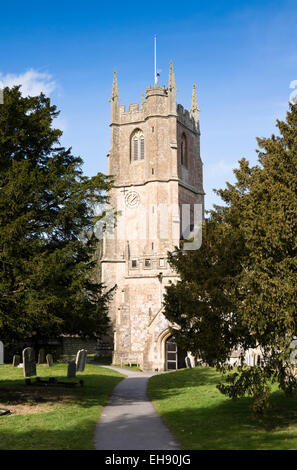 Avebury Wiltshire England ein Stein Kreis umfasst dieser kleine Wiltshire Dorf St. James Parish Church. Stockfoto