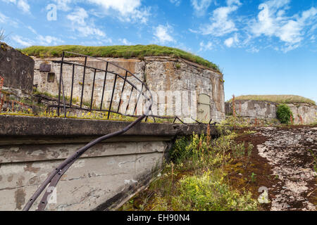 Alte verlassene Betonbunker aus WWII Periode. Totleben Fort Insel in der Nähe von St. Petersburg, Golf von Finnland, Russland Stockfoto