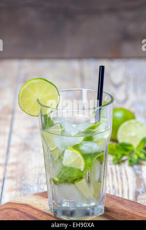 Glas mit Mojito Cocktail auf rustikalen Holztisch Stockfoto