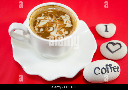 Weiße Tasse Kaffee mit dekorierten Schaum und Felsen sagen: "Ich liebe Kaffee" Stockfoto