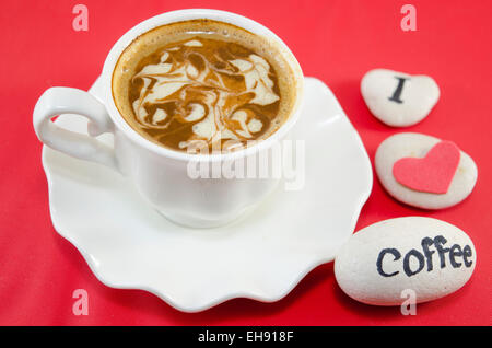 Weiße Tasse Kaffee mit dekorierten Schaum und Felsen sagen: "Ich liebe Kaffee" Stockfoto